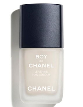 CHANELBOY DE CHANEL LE VERNISEL ESMALTE DE UÑAS MATE. APLICACIÓN FÁCIL Y SECADO RÁPIDO