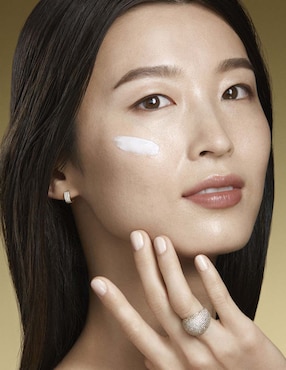 Crema facial recomendada para prevenir signos de la edad día y noche Estée Lauder Ultimate Lift Reganerating Youth para todo tipo piel