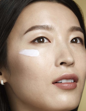 Crema para ojos recomendada para prevenir signos de la edad día y noche Estée Lauder Ultimate Lift Reganerating Youth para todo tipo piel
