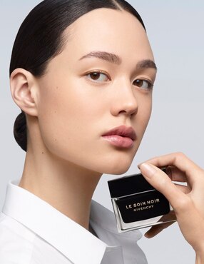 Crema facial recomendada para prevenir signos de la edad de día Givenchy Le Soin Noir para piel normal