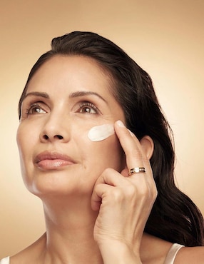 Crema facial recomendada para prevenir signos de la edad de noche Estée Lauder Revitalizing Supreme + para todo tipo piel