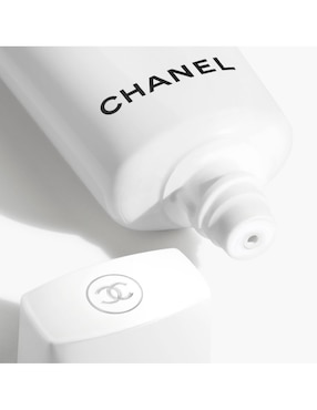 CHANEL UV ESSENTIEL