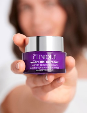 Crema facial recomendada para prevenir signos de la edad de día y noche Clinique Smart Clinical Repair para todo tipo piel