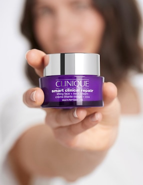 Crema facial recomendada para prevenir signos de la edad día y noche Clinique Smart Clinical Repair para todo tipo piel