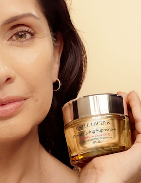Crema facial recomendada para prevenir signos de la edad día y noche Estée Lauder Revitalizing Supreme + para todo tipo piel