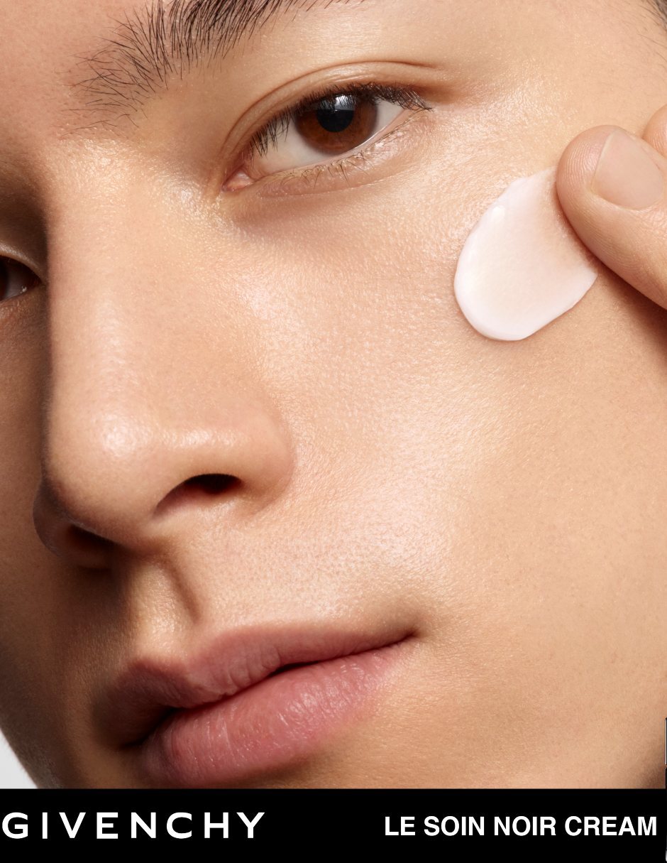 Crema facial recomendada para prevenir signos de la edad de día Le Soin Noir para piel normal 7