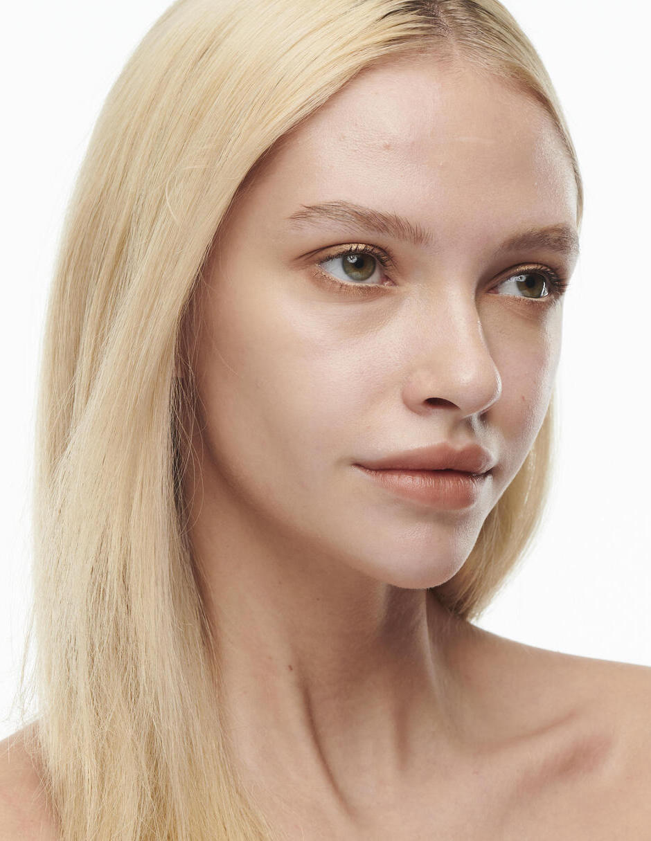 Base de maquillaje líquida Studio Radiance Shade Ext 2