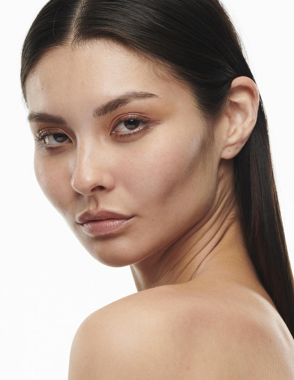 Base de maquillaje líquida Studio Radiance Shade Ext luminoso 2