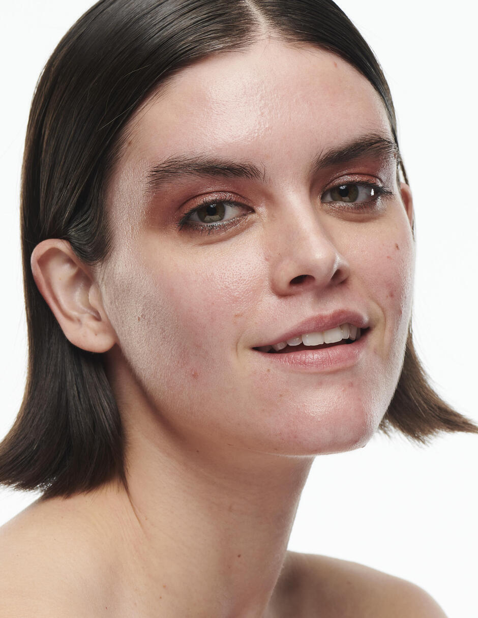 Base de maquillaje líquida Studio Radiance Shade Ext luminoso 3