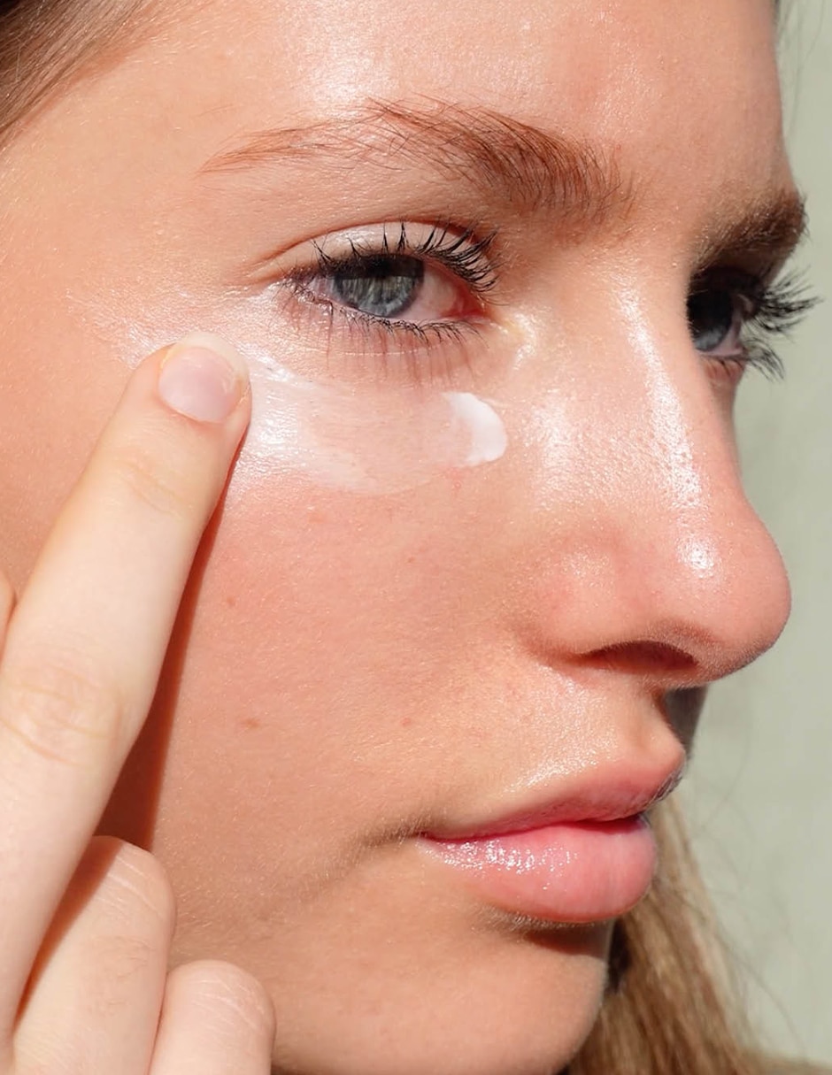 Crema para contorno de ojos recomendada para regenerar día y noche para todo tipo piel 3