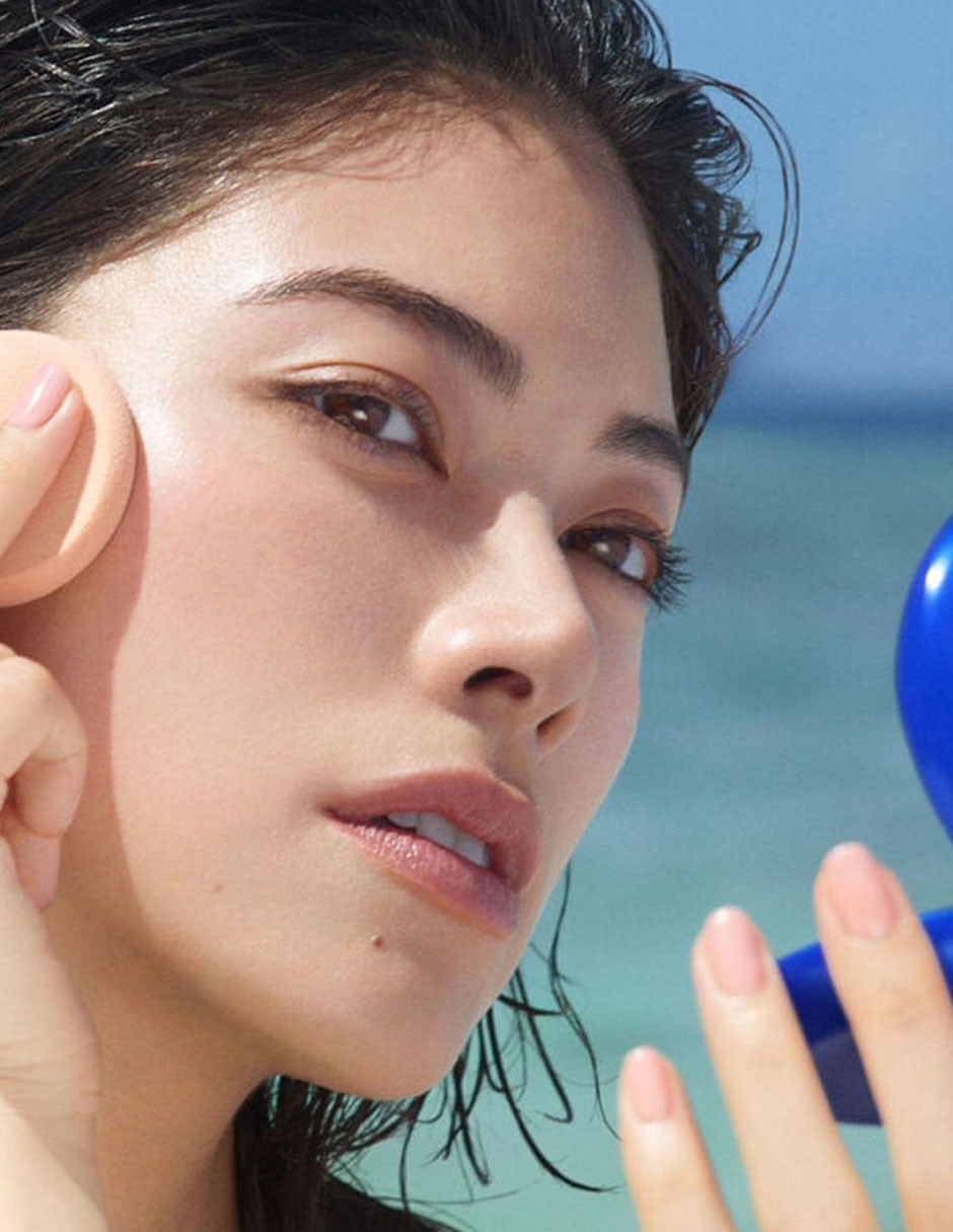 Base de maquillaje en polvo compacto Shiseido Suncare luminoso