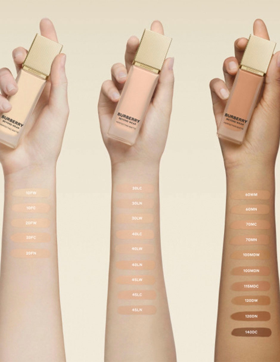 Base de maquillaje líquida beyond wear mate 4